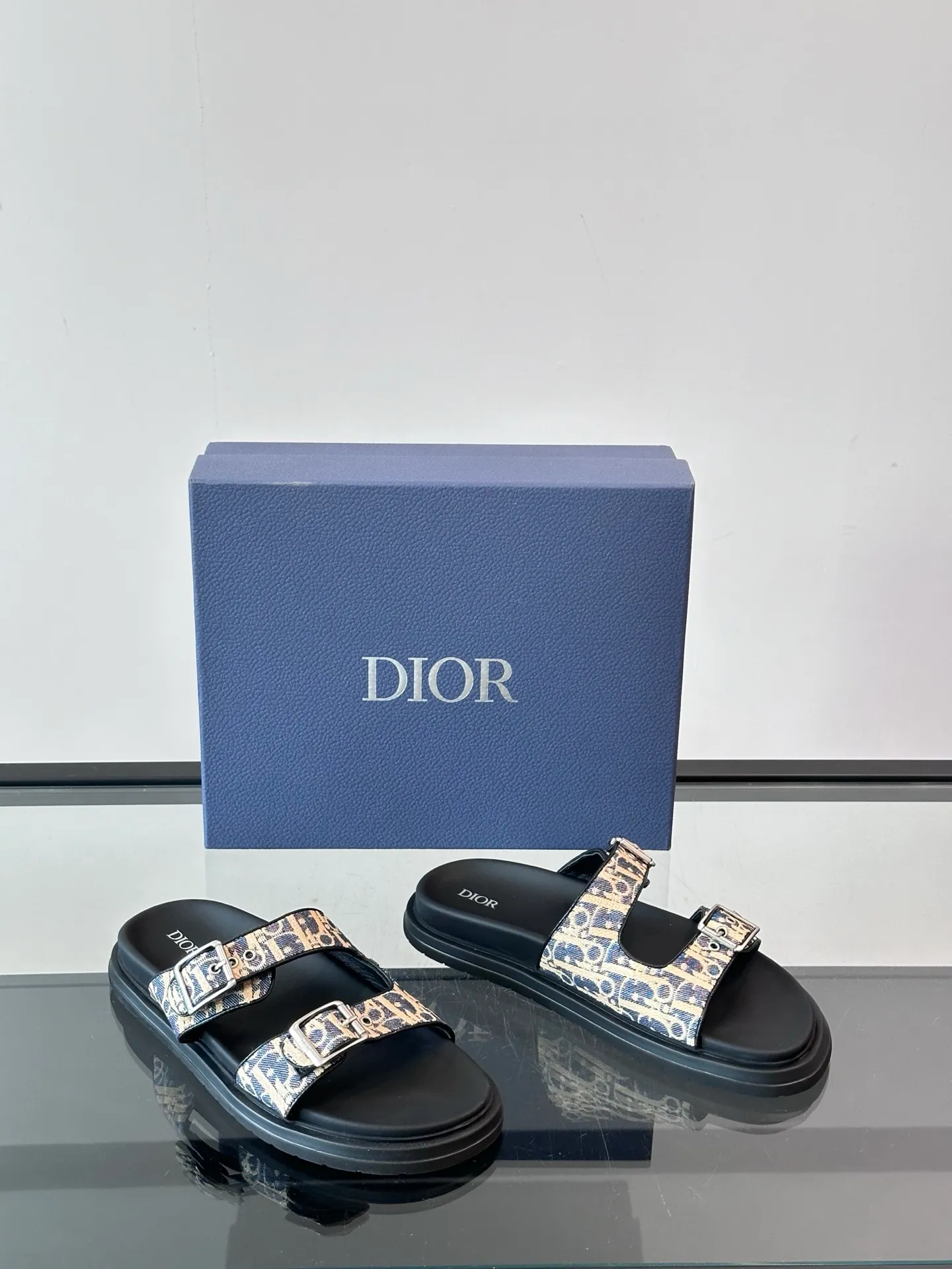 Factory price: 300💰Dior Aqua men's sandals and slippers. Showcasing Dior haute couture design. The Dior gray suede strap is accented with an aluminum Dior buckle for added style. Paired with a comfortable tonal notch sole, they pair easily with shorts or jeans for a sophisticated look. Main body: suede cow leather, technical fabric lining: cow leather, with adjustable straps, aluminum Dior buckle, Dior gray EVA insole, tonal notch rubber outsole splicing structure👌👌 size: 38-44 (45.46 customized)